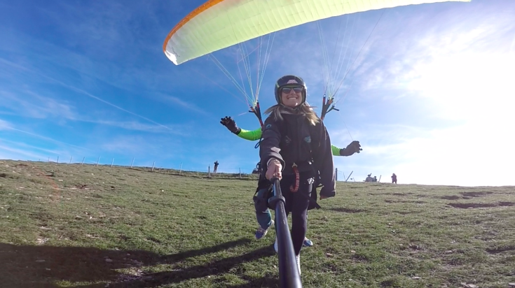 Un'esperienza di parapendio tranquilla immerse nella natura umbra, circondati da colline verdi e bellezze paesaggistiche.
