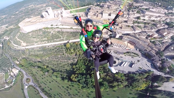 Un'esperienza di volo in parapendio sui panorami dell'Umbria.
