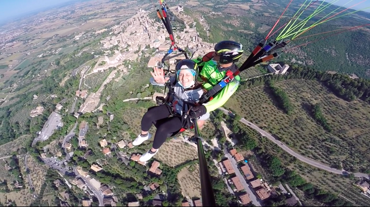 Un'esperienza di parapendio che permette di sorvolare tranquille vallate umbre, godendo della bellezza del paesaggio.