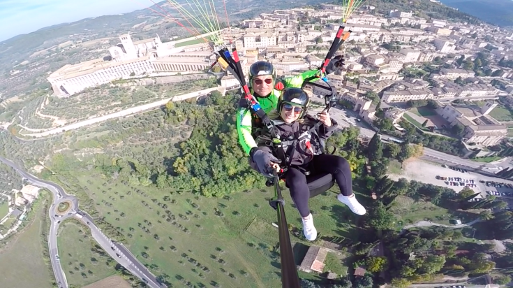 Un'esperienza di volo in parapendio sopra un paesaggio che mette in risalto la bellezza della natura umbra.