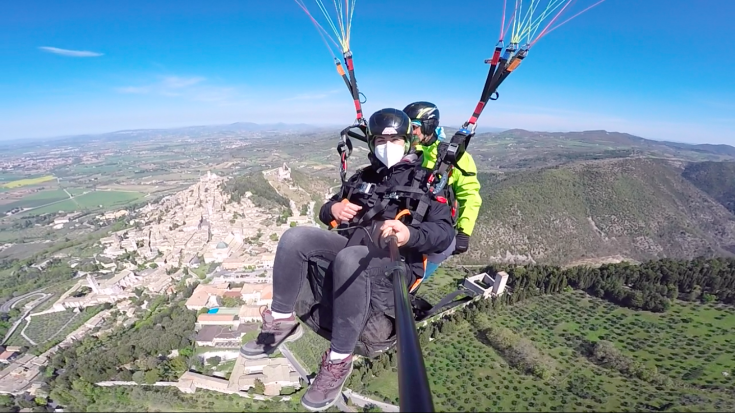 Un'esperienza di parapendio sopra un tranquillo paesaggio collinare dell'Umbria.