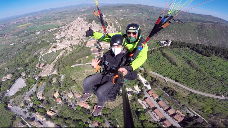 Un'attività di parapendio che offre un panorama sugli affascinanti paesaggi umbri.