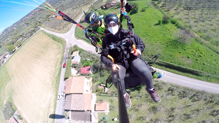 Un'esperienza di parapendio immersi nella natura, sopra valli e campi in Umbria.