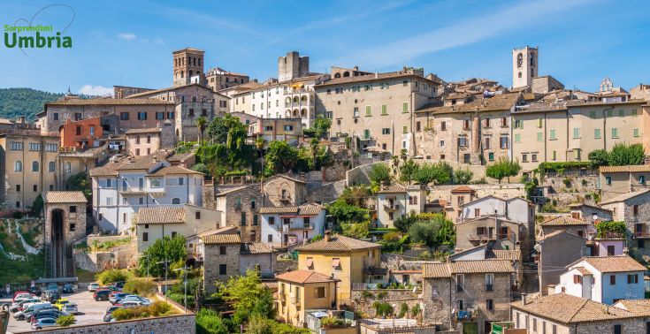 Un panorama di un borgo tranquillo e affascinante in Umbria, con case in pietra e strade pittoresche.