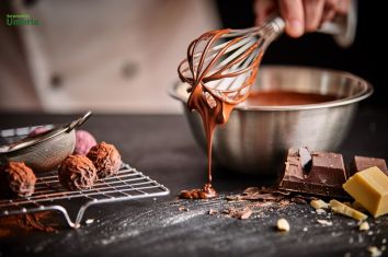 Preparazione del cioccolato con attrezzature da cucina. Un momento semplice e creativo.