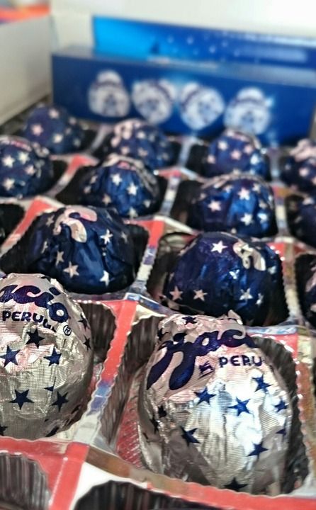 Dolci di cioccolato avvolti in carta colorata, pronti per un momento di dolcezza.