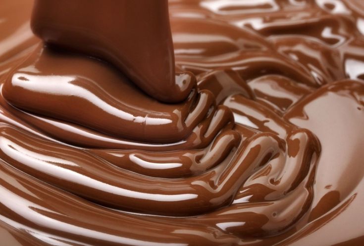 Dettaglio di cioccolato fuso dalla consistenza cremosa, ideale per preparare dolci e dessert.