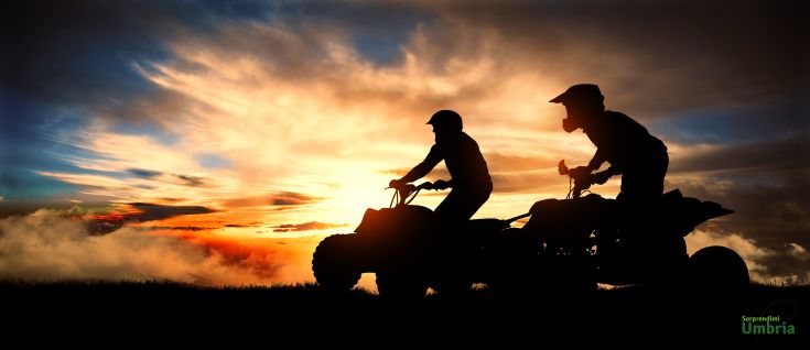 Due sagome su ATV in un cielo al tramonto. Emozione e natura in Umbria!