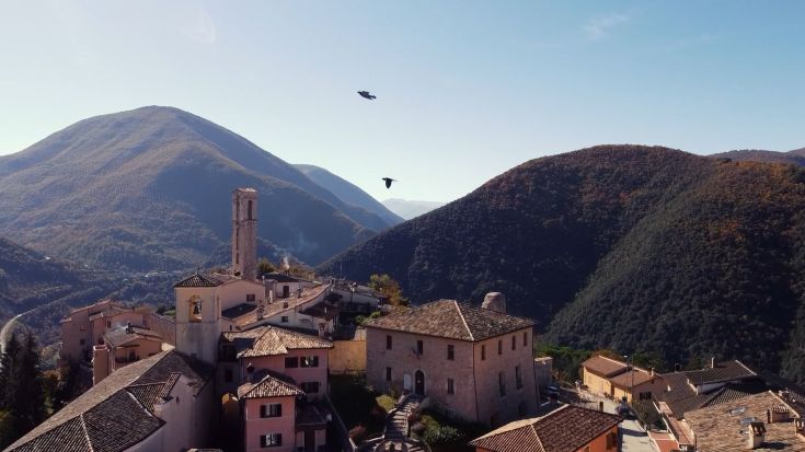 Un panorama di un antico borgo montano situato tra le vette della regione umbra.