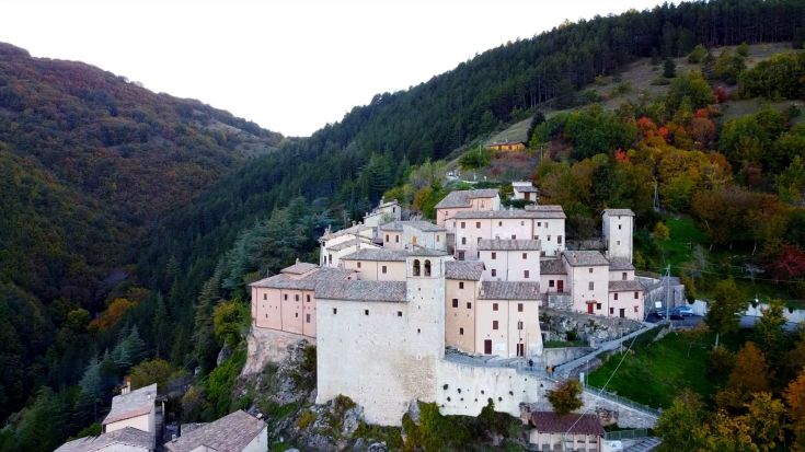 Panorama di un affascinante borgo immerso nella natura, con edifici storici e un paesaggio collinare.