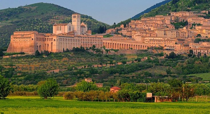 Panorama di Assisi, con la Basilica di San Francesco e il paesaggio collinare umbro.