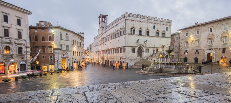 Un'atmosfera tranquilla in Piazza IV Novembre, nel centro di Perugia, con il Palazzo dei Priori sullo sfondo.