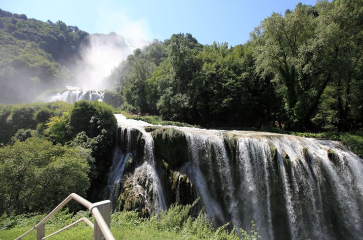 Una cascata immersa in un contesto verdeggiante, rappresenta un esempio di natura preservata.