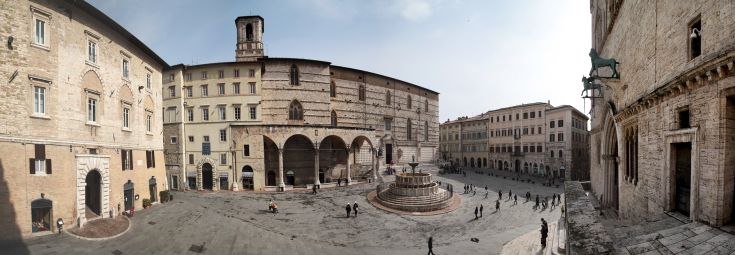 Scena di una piazza circondata da edifici storici e dettagli architettonici interessanti.