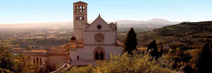 Facciata della Basilica di Assisi, con sullo sfondo la campagna Umbra.