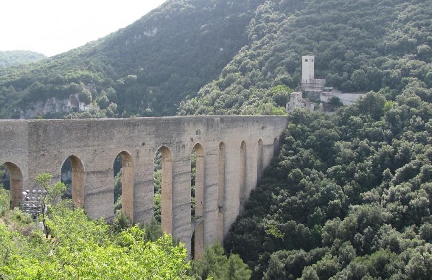 Uno scorcio suggestivo del Ponte delle due Torri a Spoleto circondato dalla vegetazione.