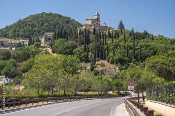 Un paesaggio umbro caratterizzato da un antico monastero situato su una collina.