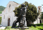 Monumento a San Francesco, rappresentante simbolo dell’Umbria, situato nei pressi della chiesa.
