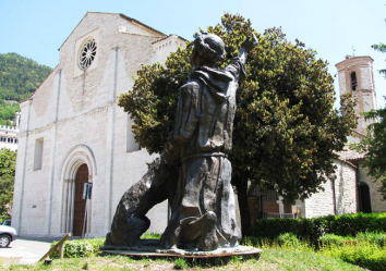 Monumento a San Francesco, rappresentante simbolo dell’Umbria, situato nei pressi della chiesa.