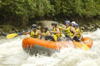 Un gruppo di persone si diverte praticando rafting su un fiume nella natura.