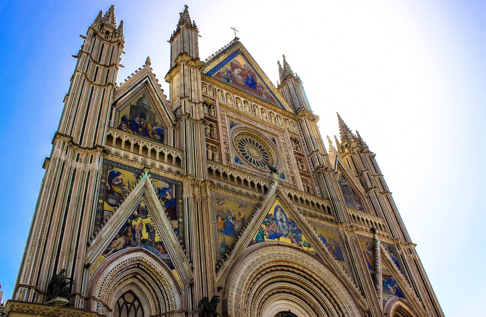 Panorama della facciata della Cattedrale di Orvieto, evidenziando i dettagli architettonici e gli elementi decorativi.