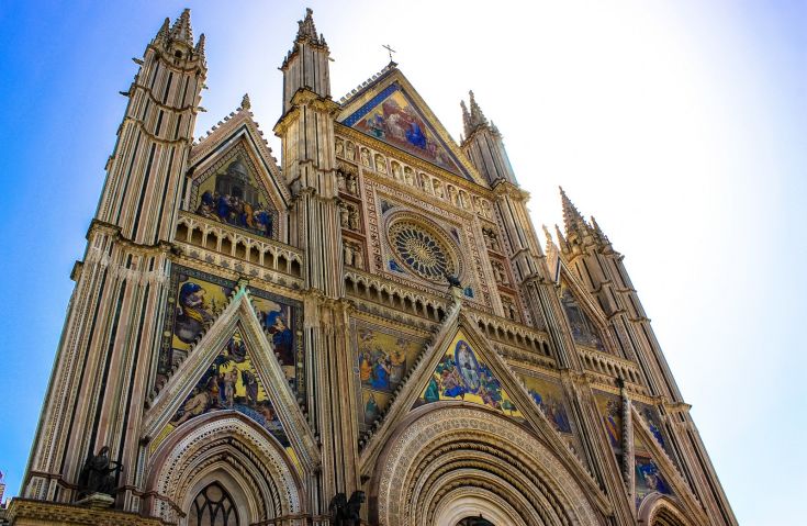 Panorama della facciata della Cattedrale di Orvieto, evidenziando i dettagli architettonici e gli elementi decorativi.