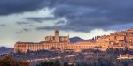 Panorama di Assisi, evidenziando la basilica e le colline vicine.