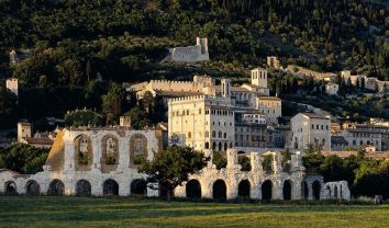 Rovine storiche immerse nella natura, circondate da un caratteristico borgo umbro.