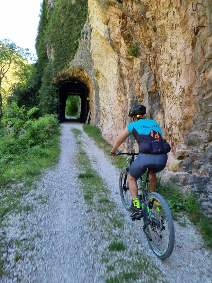 Esplora l'Umbria in bicicletta un'esperienza suggestiva immersa nella natura.