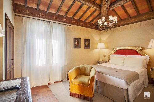 Ambiente accogliente con arredi semplici, affacciato su colline verdi tipiche dell'Umbria.