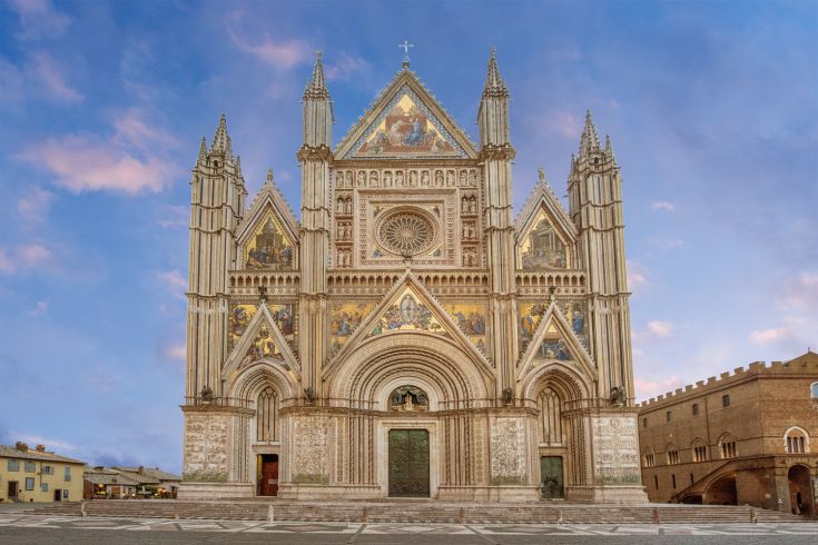 Panorama della Cattedrale di Orvieto, caratterizzata da architettura gotica e dettagli architettonici.