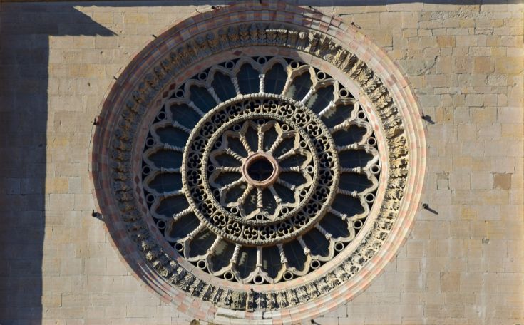 Un rosone in stile gotico, rappresentazione caratteristica dell'architettura storica.