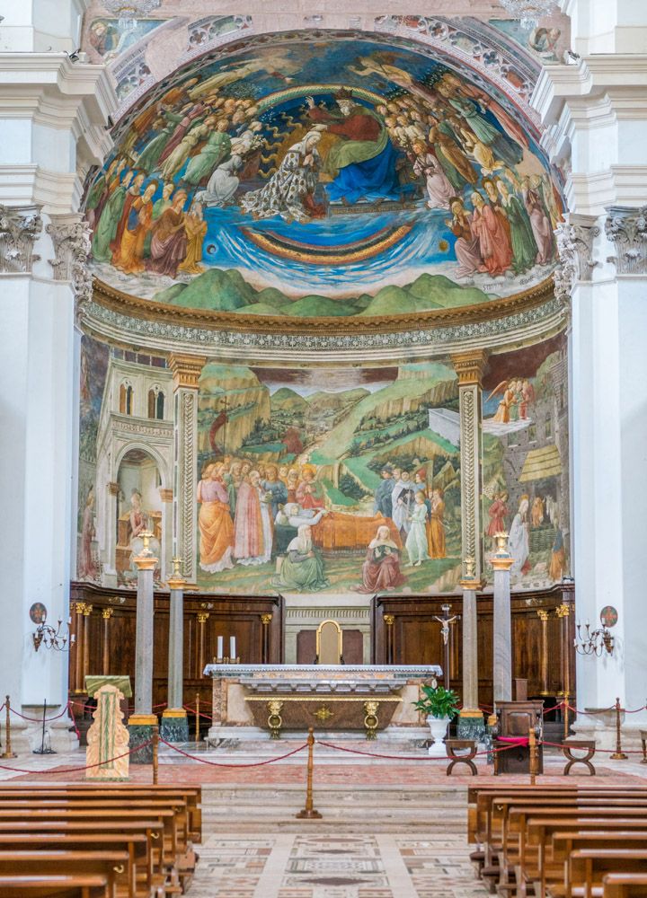 In questa chiesa, un affresco decora la parete dell'altare con una scena religiosa ben dettagliata.