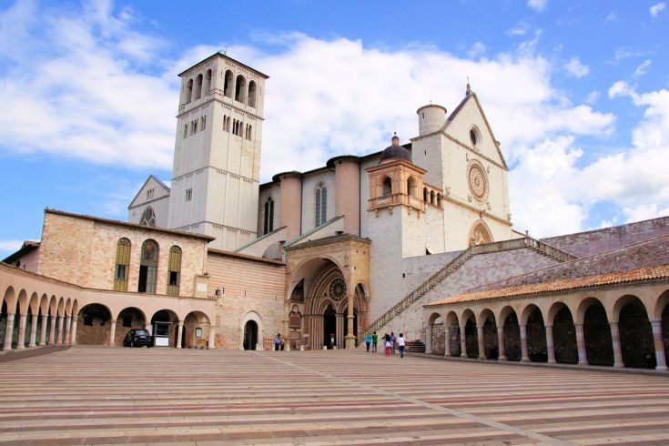 La Basilica di San Francesco, situata ad Assisi in Umbria, è una struttura iconica che rappresenta la fede e la storia del luogo.