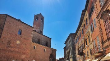 Panorama di edifici storici sotto un cielo sereno, con mattoni e finestre caratteristici.