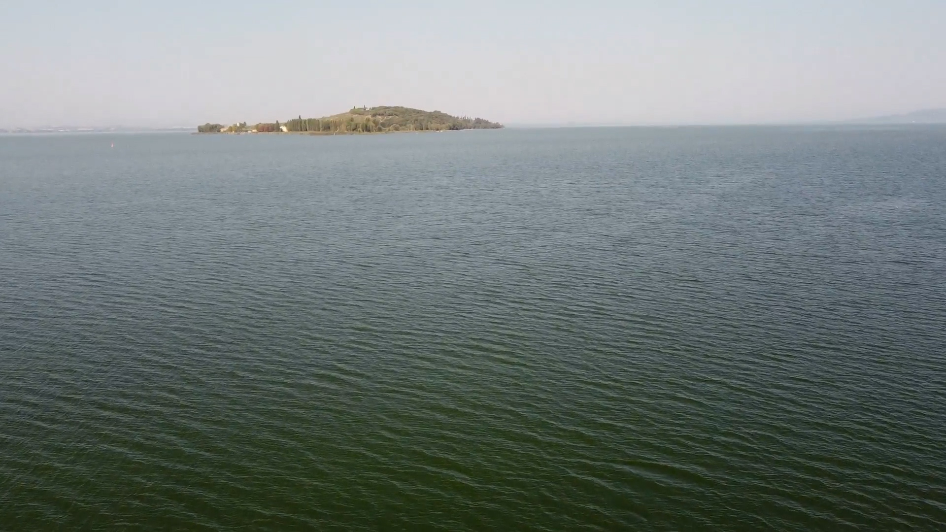 Un'isola tranquilla circondata da acque calme, che offre un'atmosfera serena e naturale.
