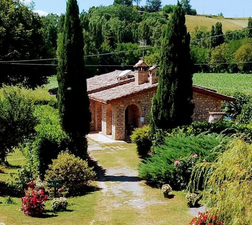 Agriturismo circondato dalla natura, perfetto per chi cerca relax e benessere. Il giardino è ricco di piante e fiori.