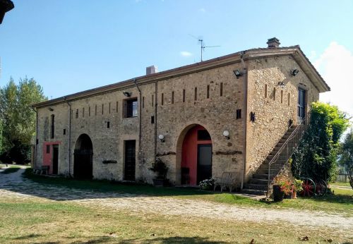 Un agriturismo in pietra circondato da ampi spazi verdi, ideale per momenti di relax.