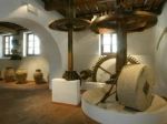 olive mill - Una sala espositiva con ingranaggi e macchinari antichi, rappresentativi dell'artigianato tradizionale dell'Umbria.