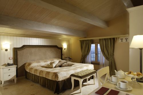 Camera semplice e accogliente, dotata di finestre che offrono una piacevole luce naturale.