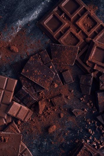 Varietà di cioccolato fondente e polvere di cacao di alta qualità.