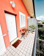 Balcone semplice con panorama sulla campagna umbra, ideale per momenti di tranquillità.