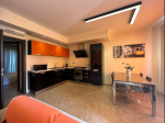 Appartamento elegante e ben illuminato con cucina completa, adatto per una piacevole vacanza.