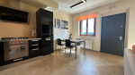 Appartamento ben arredato con cucina dotata di elettrodomestici e area soggiorno confortevole, situato in un ambiente tranquillo e verdeggiante.