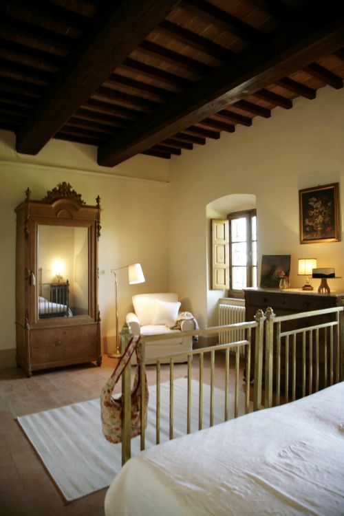 Camera semplice con arredi tradizionali e decorazioni sobrie, immersa in un contesto naturale.