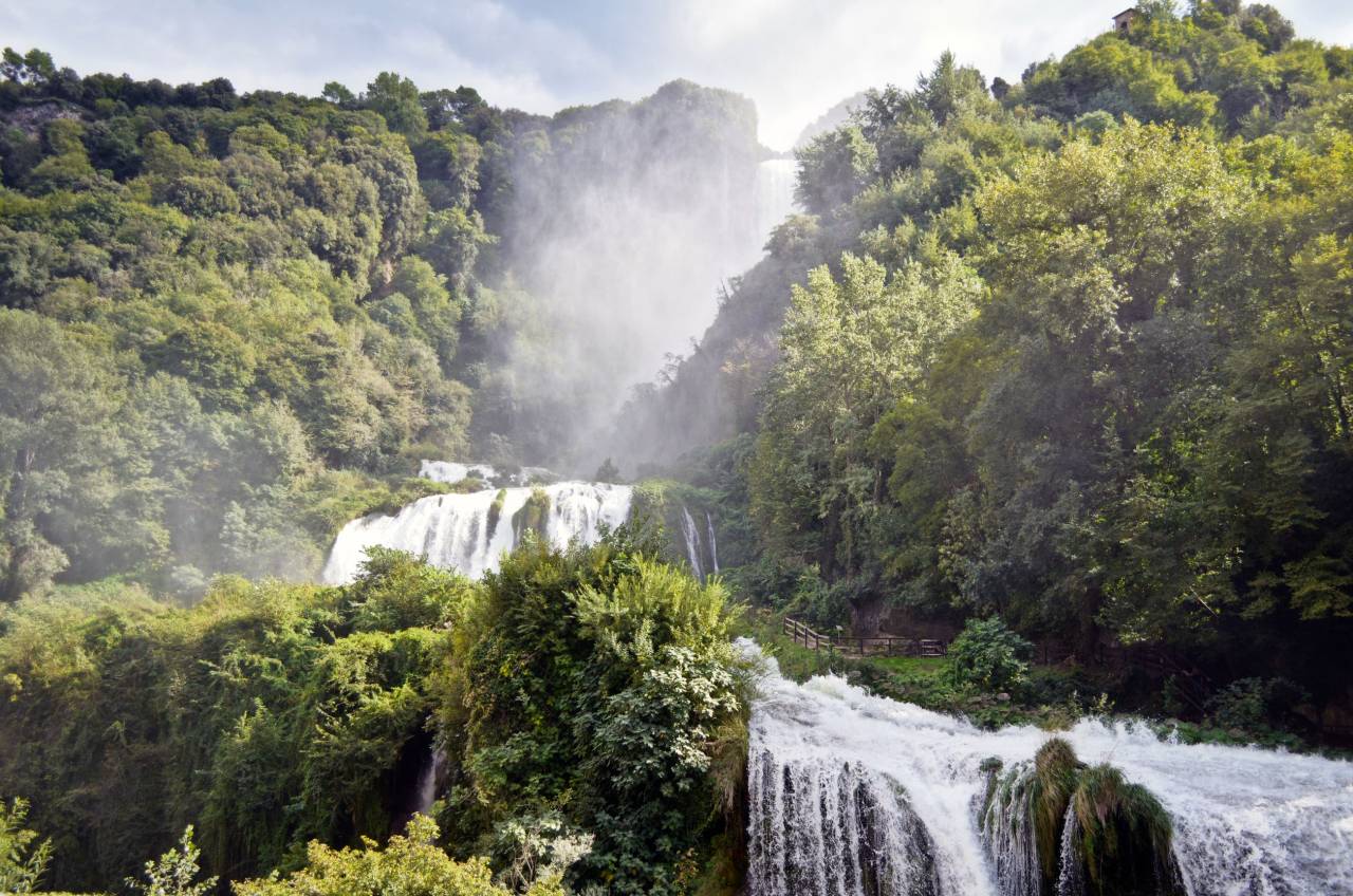 Panorama della cascata immersa nella vegetazione tipica dell'Umbria.