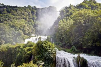 Panorama delle cascate immerse nella vegetazione tipica dell'Umbria.