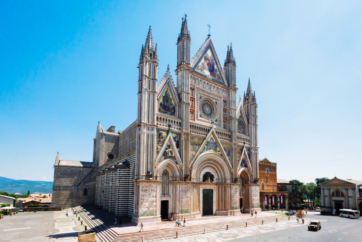Duomo di Orvieto, con la sua facciata decorata e i suoi affreschi, è una struttura imponente.