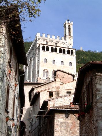 Un palazzo si trova tra le case medievali del borgo, creando un'atmosfera storica e affascinante.
