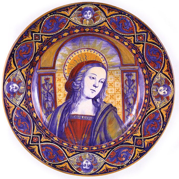 Piatto decorativo in ceramica con un'immagine sacra, caratterizzato da dettagli semplici e tonalità calme.